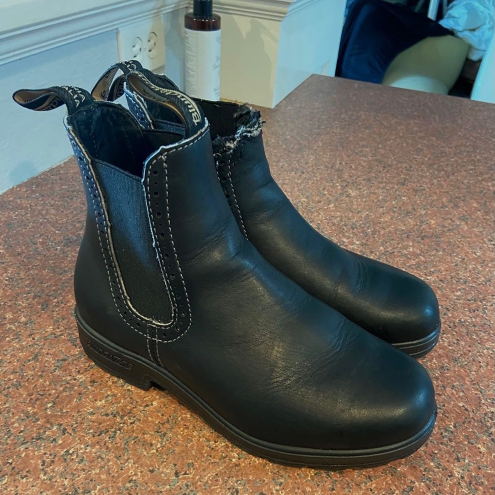 Women’s Blundstones 7.5
